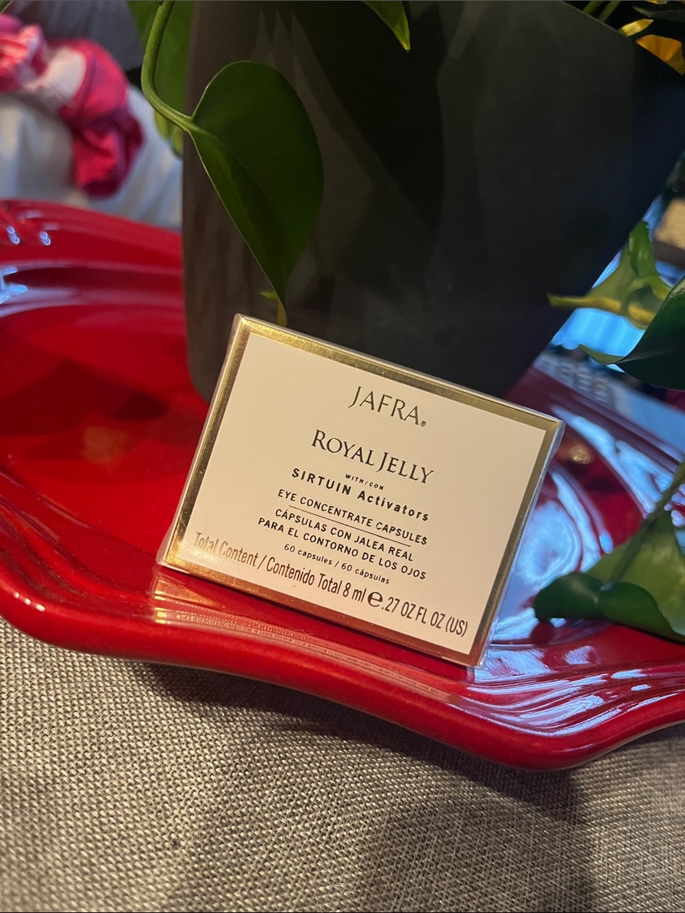 JAFRA Royal Jelly Eye Concentrate Capsules – Cream & Gold Box